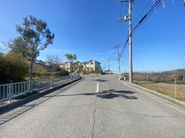 泉南郡熊取町つばさが丘北4丁目　土地の前面道路含む現地写真