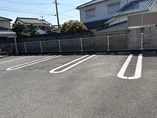 シュライン・フロントの駐車場