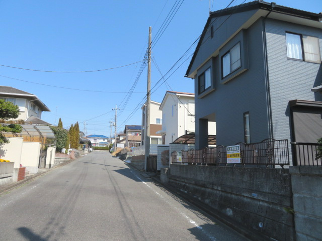 高崎市吉井町南陽台　中古1580の前面道路含む現地写真