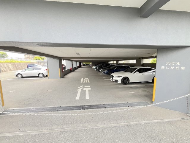 アンピール美しが丘南の駐車場