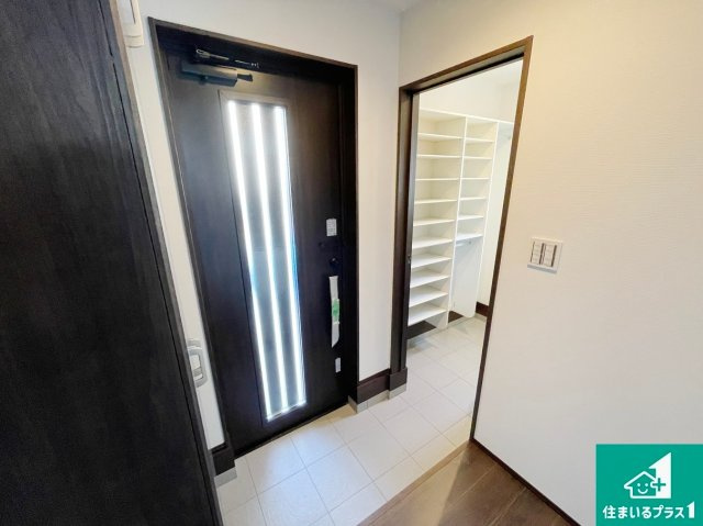 八幡市八幡福禄谷　新築一戸建ての玄関|毎日通る玄関はこちらです