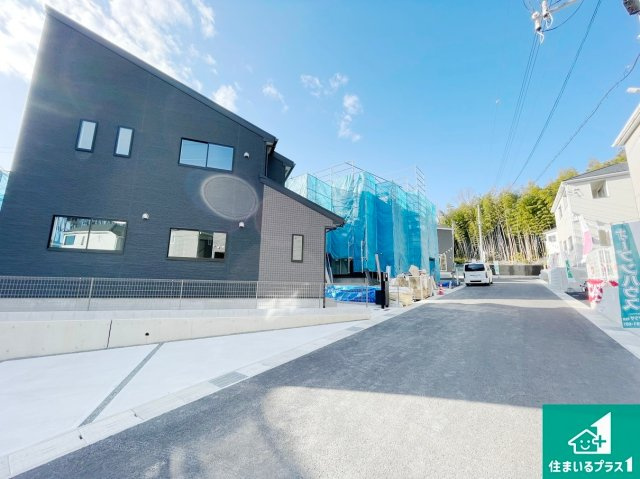 八幡市八幡福禄谷　新築一戸建ての前面道路含む現地写真