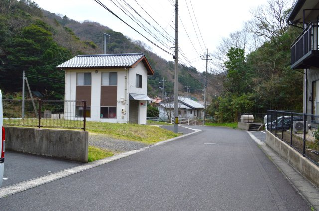 小伊津町　売地の周辺|前面道路幅約６m×敷地間口約17ｍ