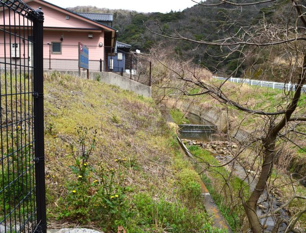 小伊津町　売地の外観|川側の様子