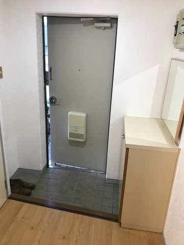 第2市村マンションの玄関