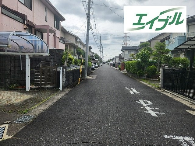 小牧市光ヶ丘3丁目　中古戸建の前面道路含む現地写真