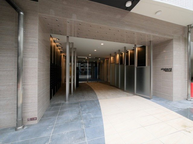SERENiTE本町refletのエントランス