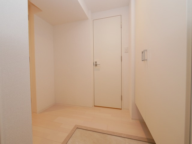 SERENiTE本町refletの玄関