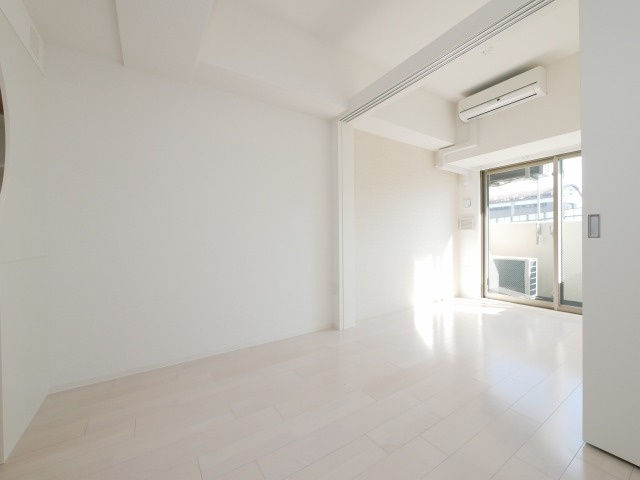 SERENiTE本町refletの居間・リビング