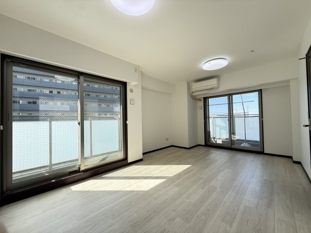 ピアッツァコート八木駅前の外観|駐車場へのアプローチ