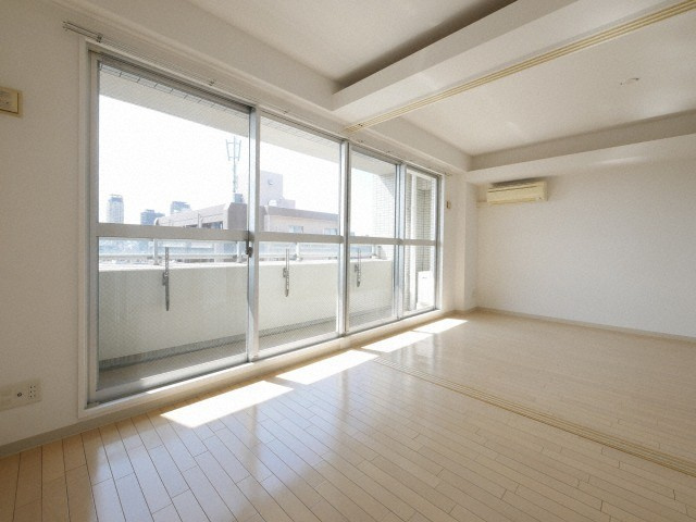 大阪市中央区瓦屋町１丁目の賃貸マンションの居間・リビング