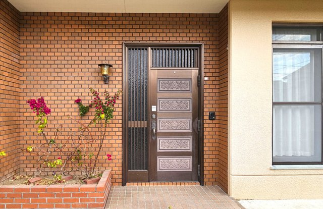 小松台東　中古住宅の玄関