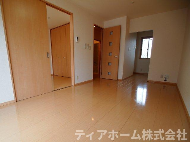 ロイヤルヴィレッジB棟の居間・リビング|こちらのリビングで趣味の時間をお楽しみください