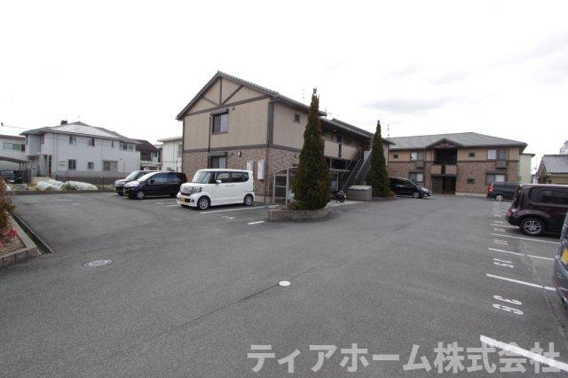ロイヤルヴィレッジB棟の駐車場
