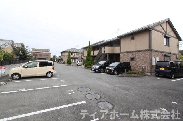 ロイヤルヴィレッジB棟の駐車場