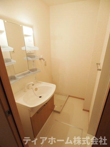 ロイヤルヴィレッジB棟の洗面所|ゆったりとスペースのある洗面所