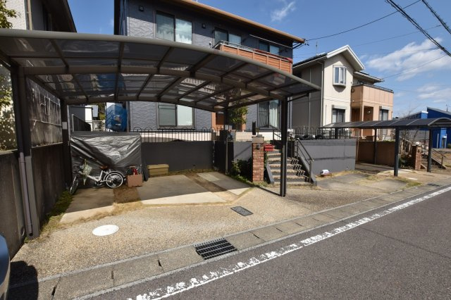 【商談中】中古戸建　岐阜市粟野台　平成18年築の駐車場|カーポートに2台、家の前に1台の計3台駐車可能です！