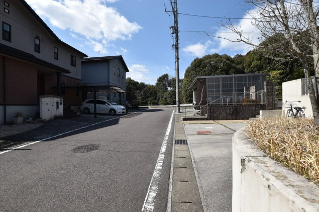 中古戸建　岐阜市粟野台　平成18年築の前面道路含む現地写真