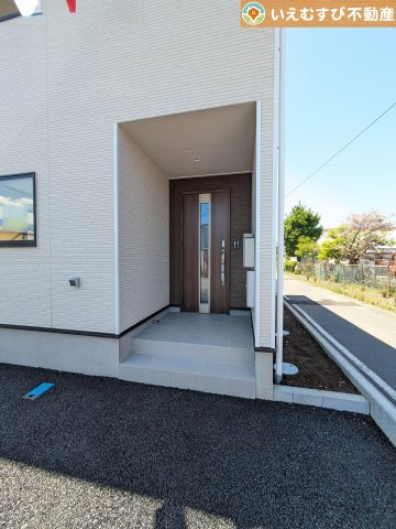 Cradle garden　行田市長野第13のエントランス|落ち着いた色づかいのエントランス
駐車場からアクセスの良いエントランス。雨の日や荷物が多くても安心の動線♪