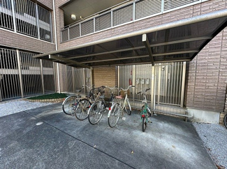 【その他共用部分】 | 屋根付きの駐輪場があるので雨が降っても安心です☆荷物が重いときに自転車があれば助かりますね！