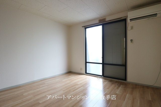 ヂュウファンズ戸頭　C棟の居間・リビング|類似物件