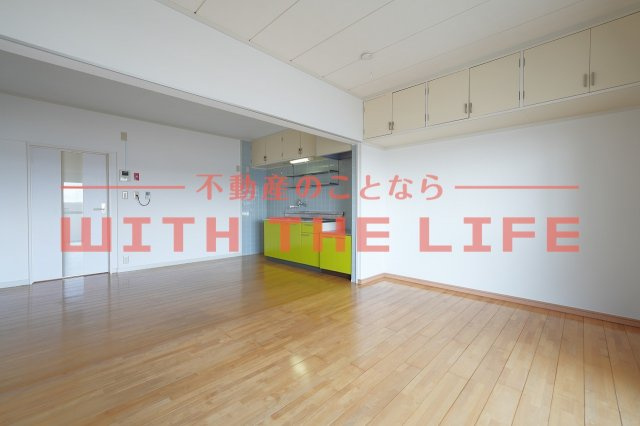 コーポ清風台【キャッシュバック対象物件】の居間・リビング|ゆったりとしたリビングです