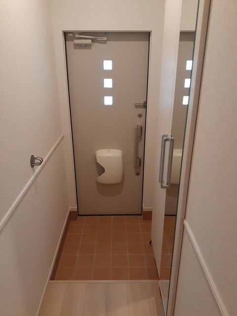 プリートHの玄関