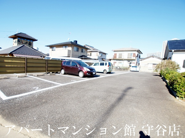レオパレスグレイスの駐車場
