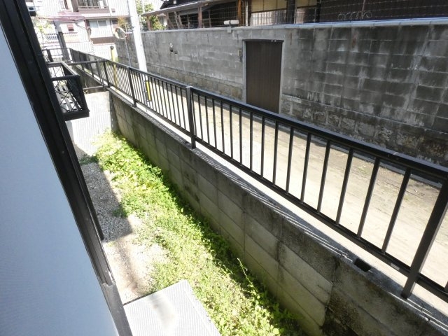 ハイツサニーヒル東棟のバルコニー
