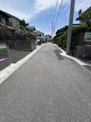 モン・シエールの周辺|接面南道路です。
