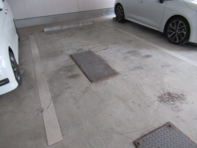 ジュネス鴨池の駐車場