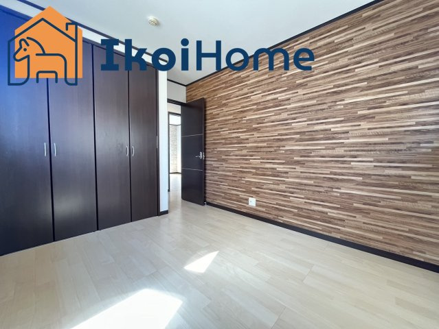 神戸市西区月が丘1丁目　中古戸建　リフォーム済の内装|収納スペースも十分にありものが多くなっても困ることは少ないです。季節物の家電も収納出来ます。