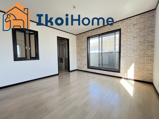 神戸市西区月が丘1丁目　中古戸建　リフォーム済の内装|窓が多く陽光がしっかりと入りお部屋の中が明るいです。風通りがよく窓を開けるとお部屋に風は吹抜けます。