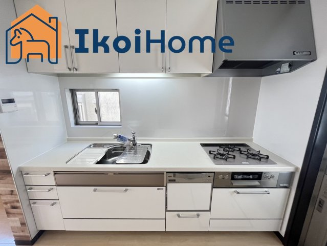 神戸市西区月が丘1丁目　中古戸建　リフォーム済のキッチン|人気の対面式キッチンで明るく使いやすです！追加でキッチン同色のカップボードご依頼を受ける事が多いです