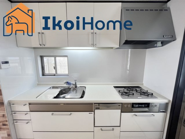 神戸市西区月が丘1丁目　中古戸建　リフォーム済のキッチン|●年中無休：当日予約可●三口コンロには火口にＳＩセンサーを搭載し、安全機能を搭載。