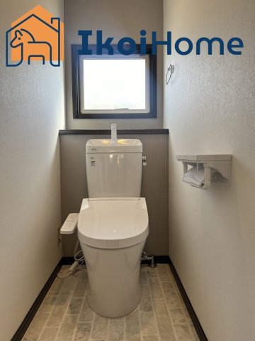 神戸市西区月が丘1丁目　中古戸建　リフォーム済のトイレ|1階・2階のウォッシュレット付のお手洗い。汚れが落ちやすい節水タイプになっています。