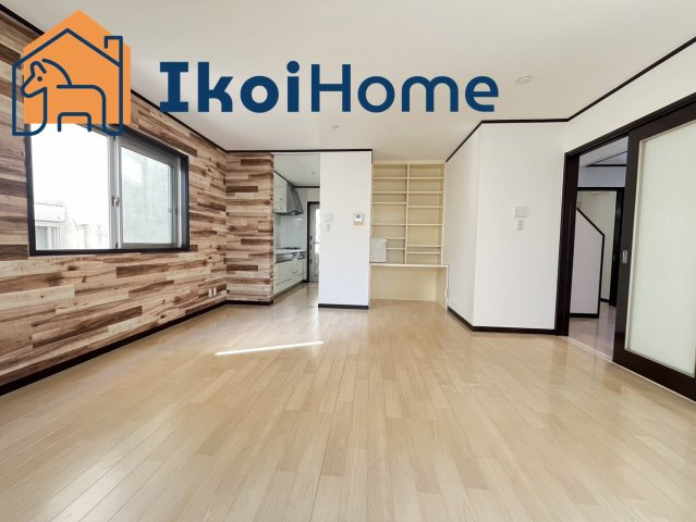 神戸市西区月が丘1丁目　中古戸建　リフォーム済の居間・リビング|フロアーコーティング・エアコン・壁掛けテレビ・などを住宅ローンに組込む事も可能です