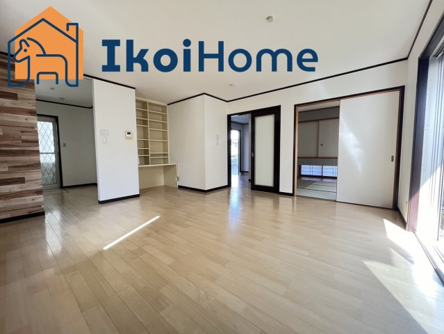 神戸市西区月が丘1丁目　中古戸建　リフォーム済の居間・リビング|LDK16.5帖です。2面採光で陽当良好。開放感があり大型家具を設置しても圧迫感がありません。