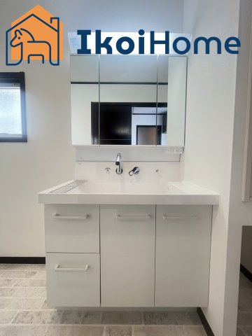 神戸市西区月が丘1丁目　中古戸建　リフォーム済の洗面所|●年中無休・当日予約可●収納力の高い棚が洗面室に設置されており、買いだめ商品等を置いておくのに便利