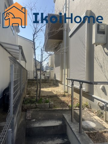 神戸市西区月が丘1丁目　中古戸建　リフォーム済のバルコニー|●現地見学可能●スーパーやコンビニ、飲食店、病院など徒歩圏内！生活圏内に商業施設が多く生活に便利です