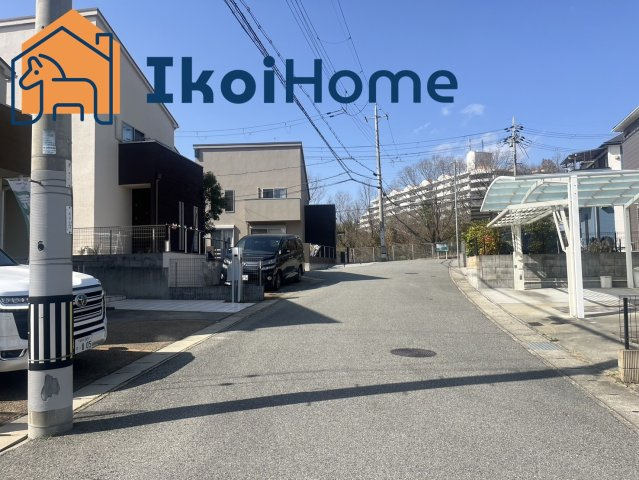 神戸市西区月が丘1丁目　中古戸建　リフォーム済の前面道路含む現地写真|●資料カタログのご請求無料●月が丘小学校徒歩4分、押部谷中学校徒歩13分。お子様も通学しやすく安心！