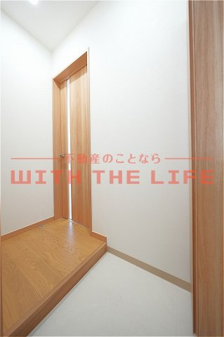 リラフォート津福【キャッシュバック対象物件】の玄関|明るい玄関です