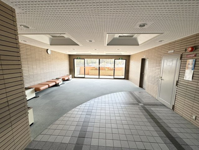 ライオンズヒルズ八幡西のエントランス