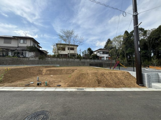 【前面道路含む現地写真】 | 前面道路６ｍ公道　安全な住宅街の道路で子供たちの安全を守れます