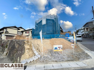 【前面道路含む現地写真】 | 宇治市木幡御蔵山　2区画E号地　売土地　建築条件付き | アトリエスタイルハウス仕様の窓はペアガラス、サッシはアルミ×樹脂複合のハイブリットサッシを採用。ガラスの間には断熱性の高いアルゴンガスを充填しておりますので、より断熱性能が高まる仕様になっております。