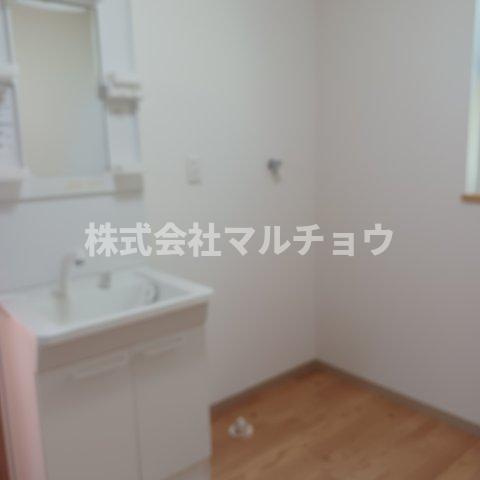 スマイリア三軒屋の洗面所|ゆったりとスペースのある洗面所