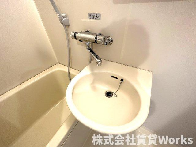 クレアコートAの洗面所|明るい洗面所です