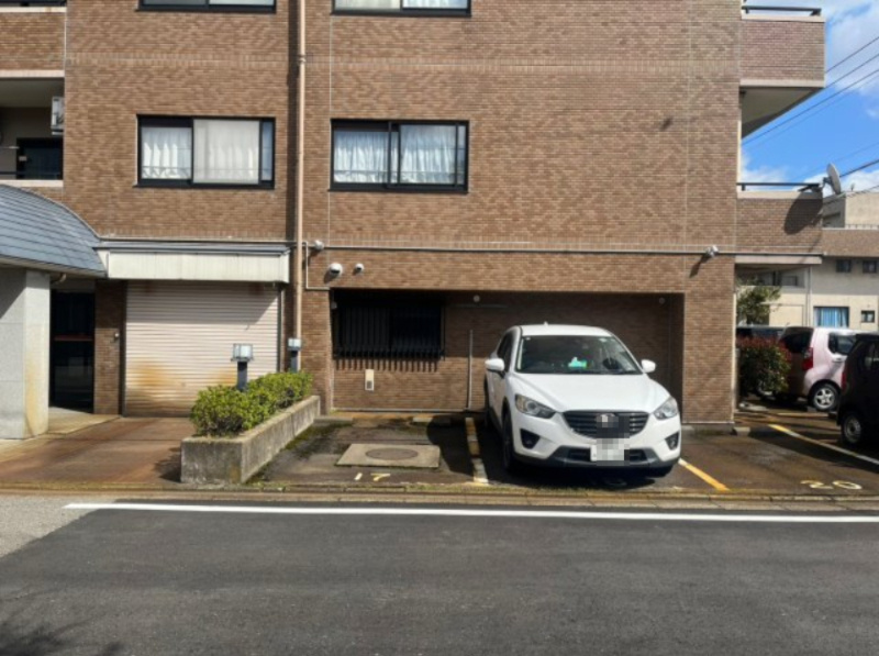 信開ベルシー城東の駐車場|１８番を使用中で継承します。融雪付きなので雪の日も安心です