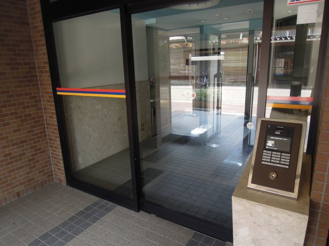 信開ベルシー城東のエントランス|マンション入り口のエントランスにはセキュリティのオートロックがかかっています。