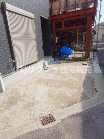 寝屋川市上神田1丁目　新築一戸建ての駐車場|駐車場　R6年3月15日現在　外構工事未完成
■物件内覧・資金計画相談・住宅ローン相談、リフォーム相談、お問合せ受付中■
※当日・翌日のご内覧、ご相談はお電話でのお問合せがスムーズです！